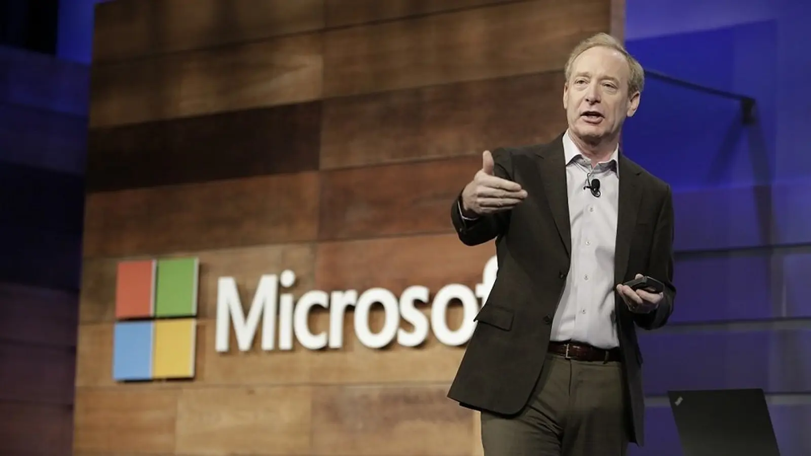 Microsoft siirtää viestinnän Brad Smithin valvontaan
