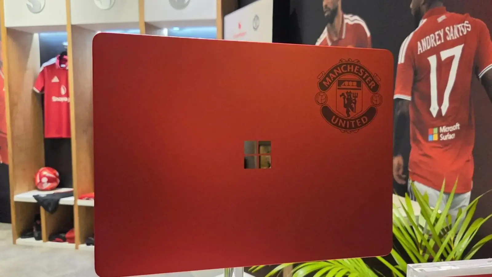 Manchester United -erikoisversion Surface Laptop paljastettu